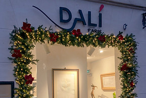 Décoration de Noël au Musée Dalí à Paris 18e avec guirlandes et ornements lumineux haut de gamme