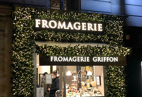 Fromagerie Griffon à Paris 7e décorée de guirlandes scintillantes pour les fêtes de fin d’année