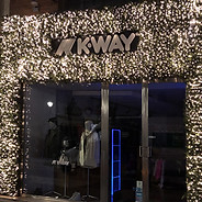 Façade de Noël lumineuse de la boutique K-Way à Boulogne-Billancourt
