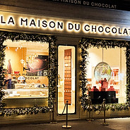 Décoration de Noël lumineuse en sapin sur la façade de La Maison du Chocolat, Madeleine à Paris 9e.