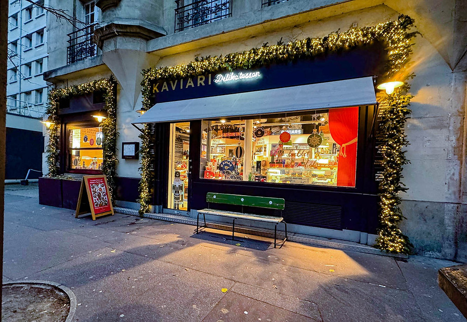 Décoration de Noël lumineuse et végétale pour la boutique Kaviari à Paris 15e