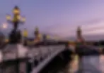Pont Alexandre III illuminé au coucher du soleil à Paris, lieu romantique idéal pour photos de mariage ou balade en amoureux
