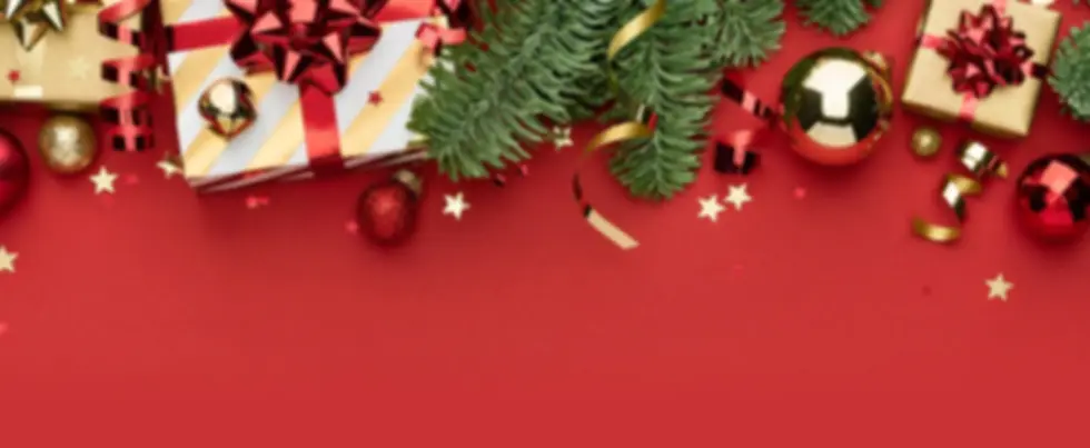 Décorations de Noël haut de gamme rouge et doré avec sapin, boules, cadeaux et rubans