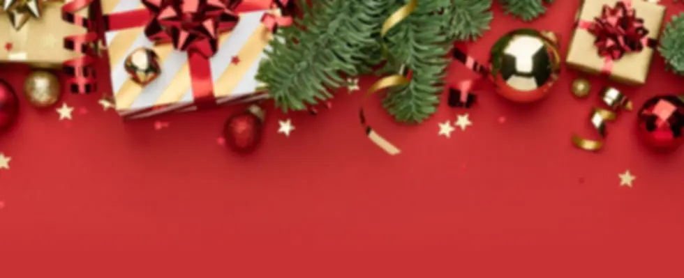 Décorations de Noël haut de gamme rouge et doré avec sapin, boules, cadeaux et rubans