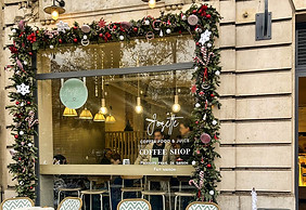 Vitrine du coffee shop Josette à Neuilly-sur-Seine avec décoration de Noël rouge et blanche festive