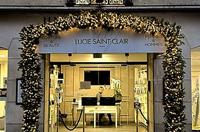 Façade du salon de coiffure Lucie Saint-Clair à Paris 7e décorée pour Noël avec guirlandes de sapin lumineuses