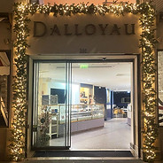 Façade de Noël Dalloyau à Paris décorée de guirlandes végétales lumineuses par Fleurs de Prestige