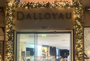 Entrée de la boutique Dalloyau à Paris 8e décorée pour Noël avec guirlandes lumineuses et ambiance festive