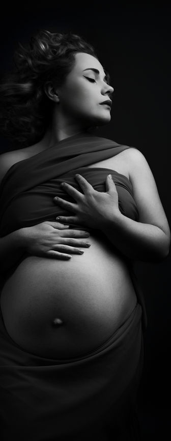 editorial Fine art black and white maternity photography in Bristol