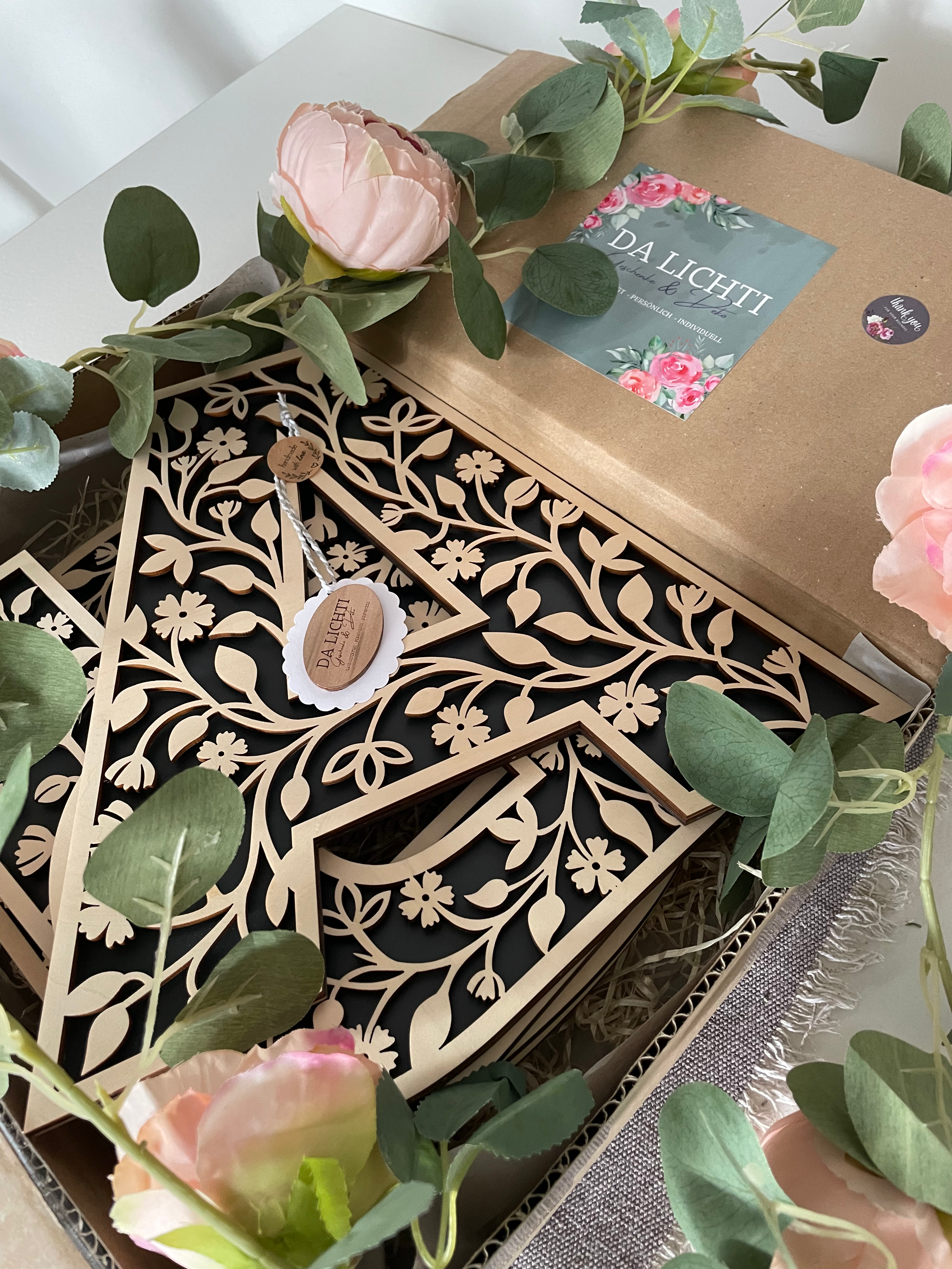 Dekorativer Wandbuchstabe mit floralem Design