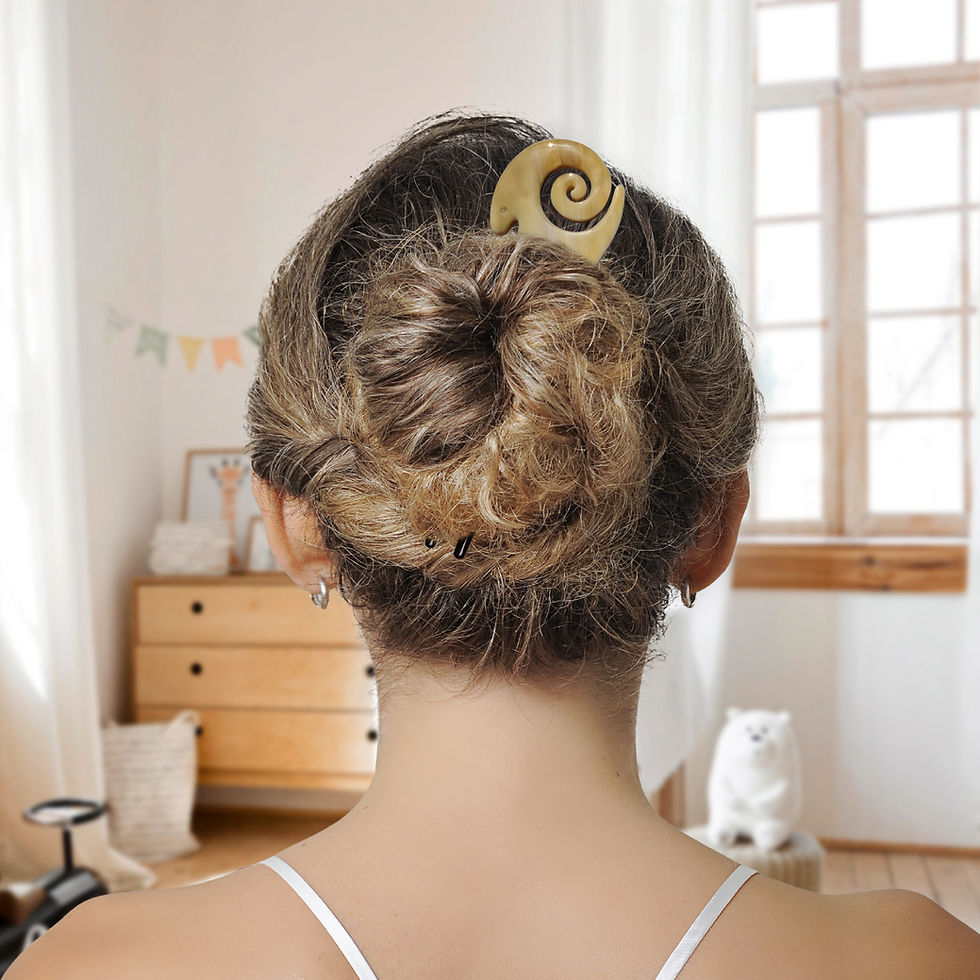 Miniature : Épingle à cheveux artisanale en corne – Bélier en nuances claires