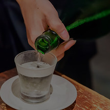 グラスへそそぐ日本酒