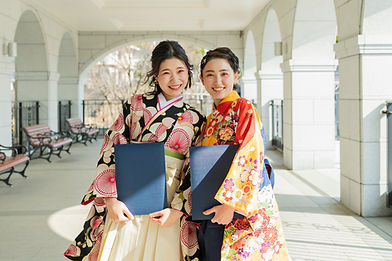卒業式 袴を着た女性たち