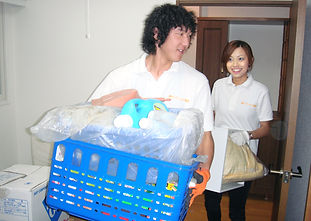 荷物を運ぶ男女