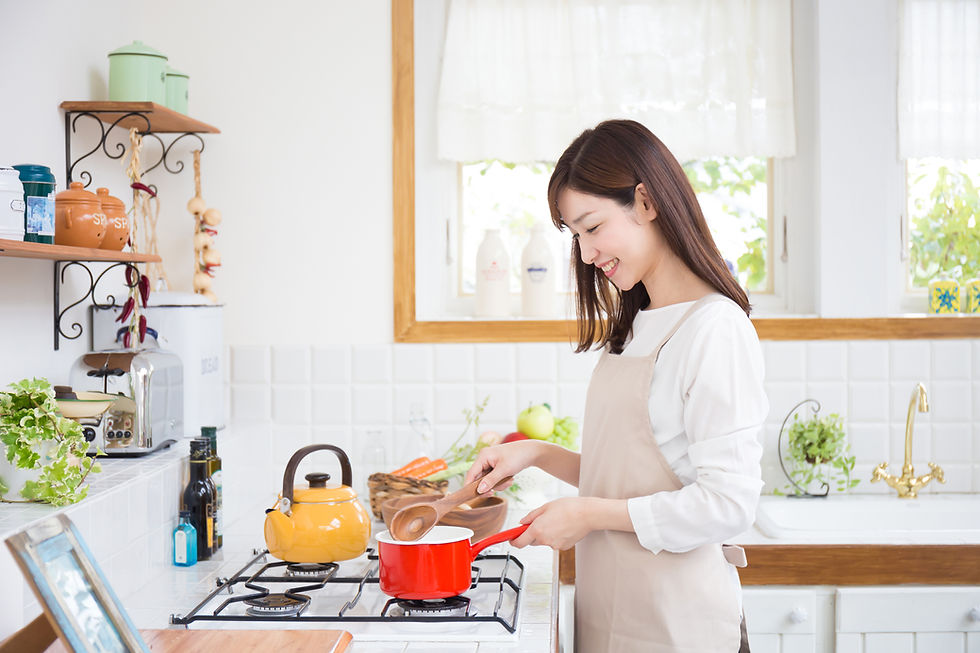 調理をする女性