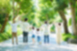 手をつなぐ三世代家族
