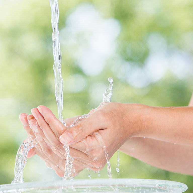 水をすくう女性の手