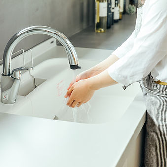 水道で手を洗う女性