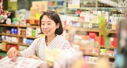 指さしている女性