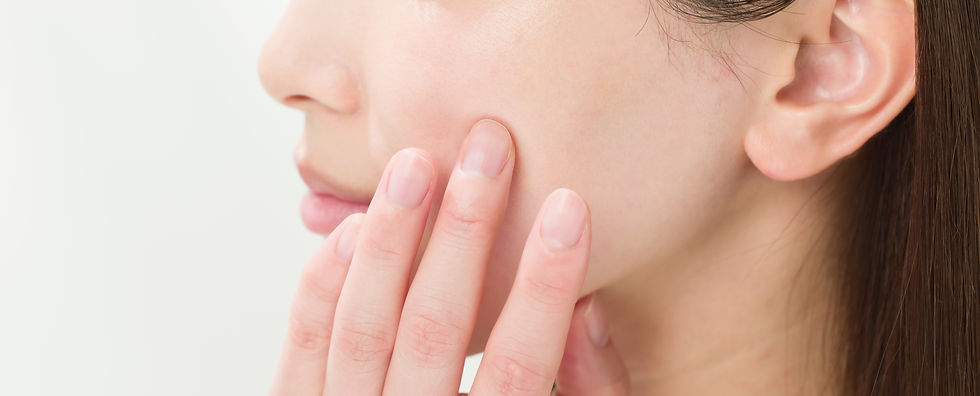 頬を触っている女性の横顔
