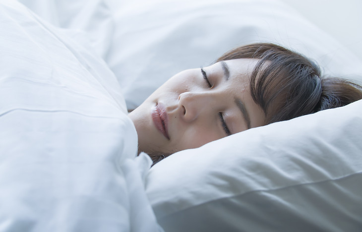 眠る女性