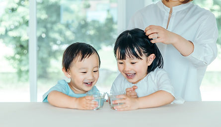 乾杯する子ども達