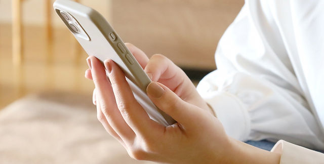 スマホを操作する女性