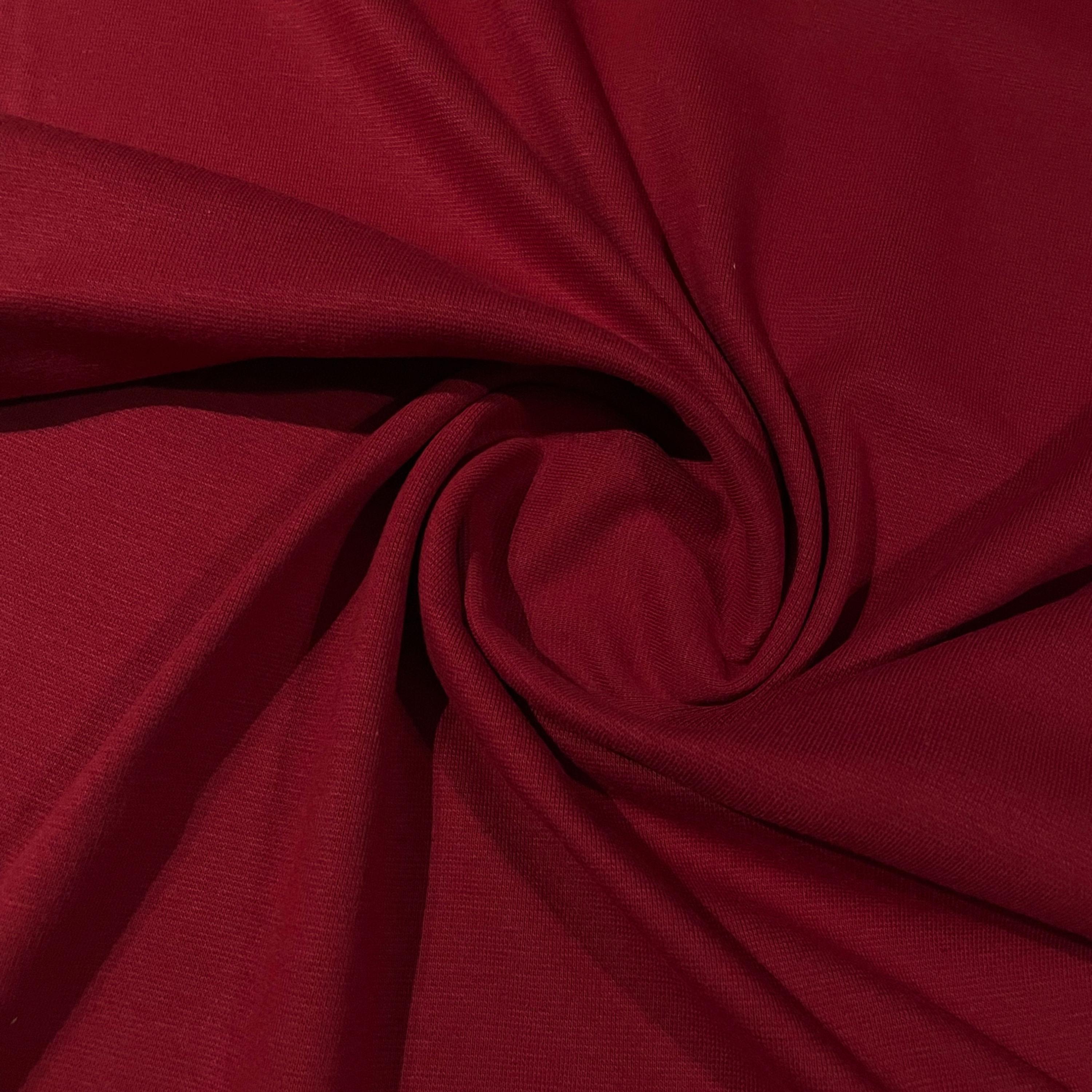 Bündchen in Kirschrot