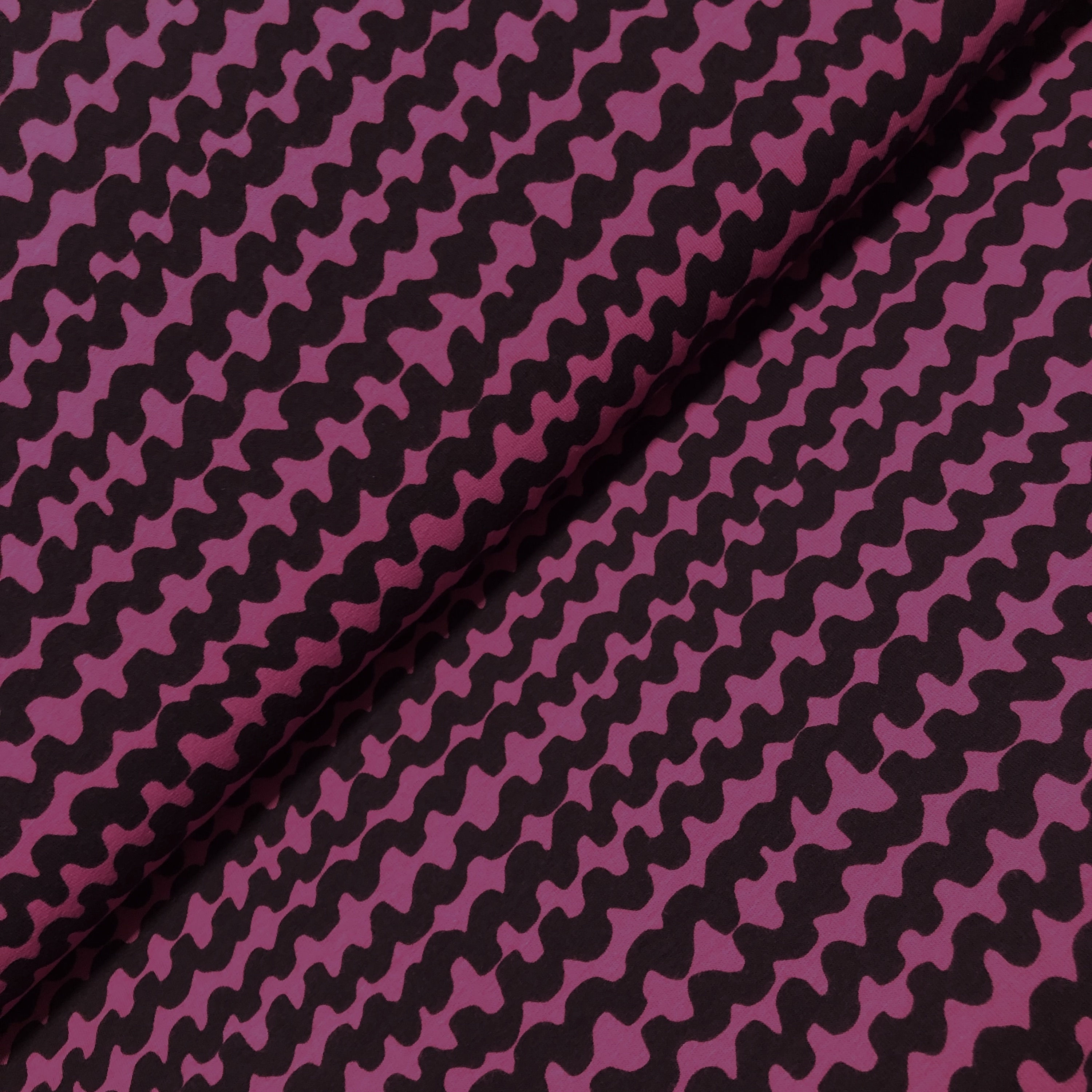 Bio-Sweatstoff in lila mit Wellen, auf der Rolle