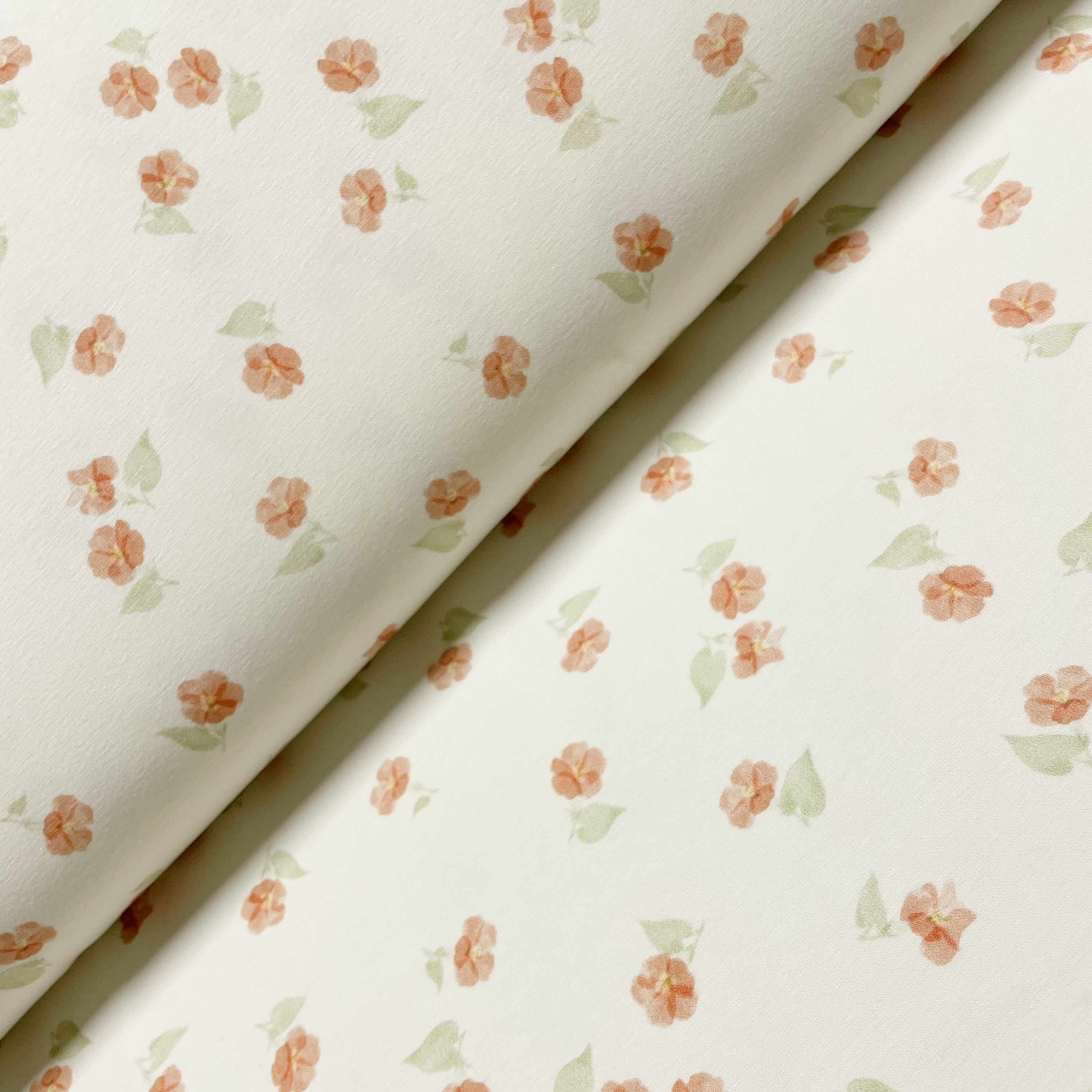 Jersey mit Blumen, auf dem Stoffballen