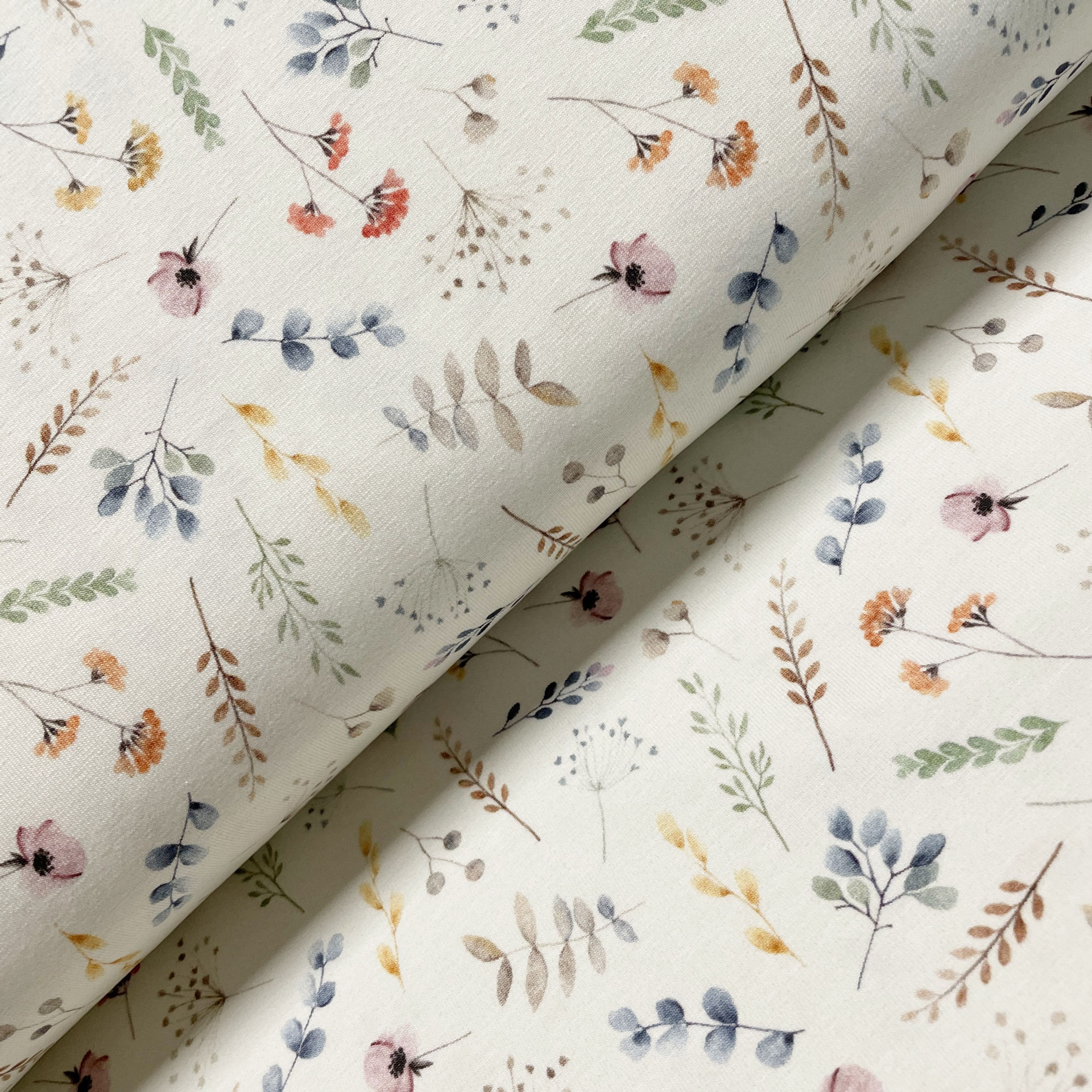 Jersey mit bunter Blumenwiese, auf dem Stoffballen