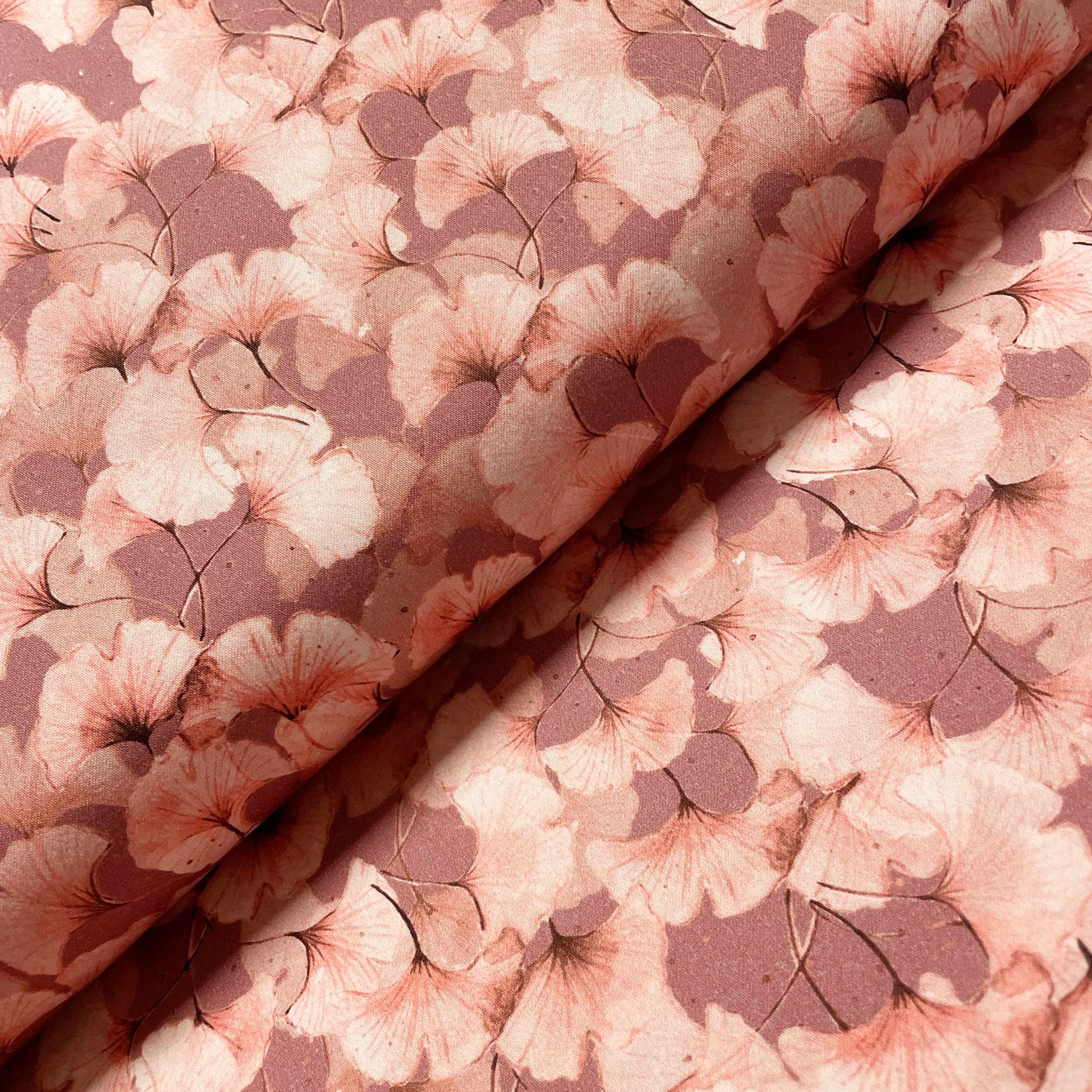 Jersey ginkgo love, auf dem Stoffballen