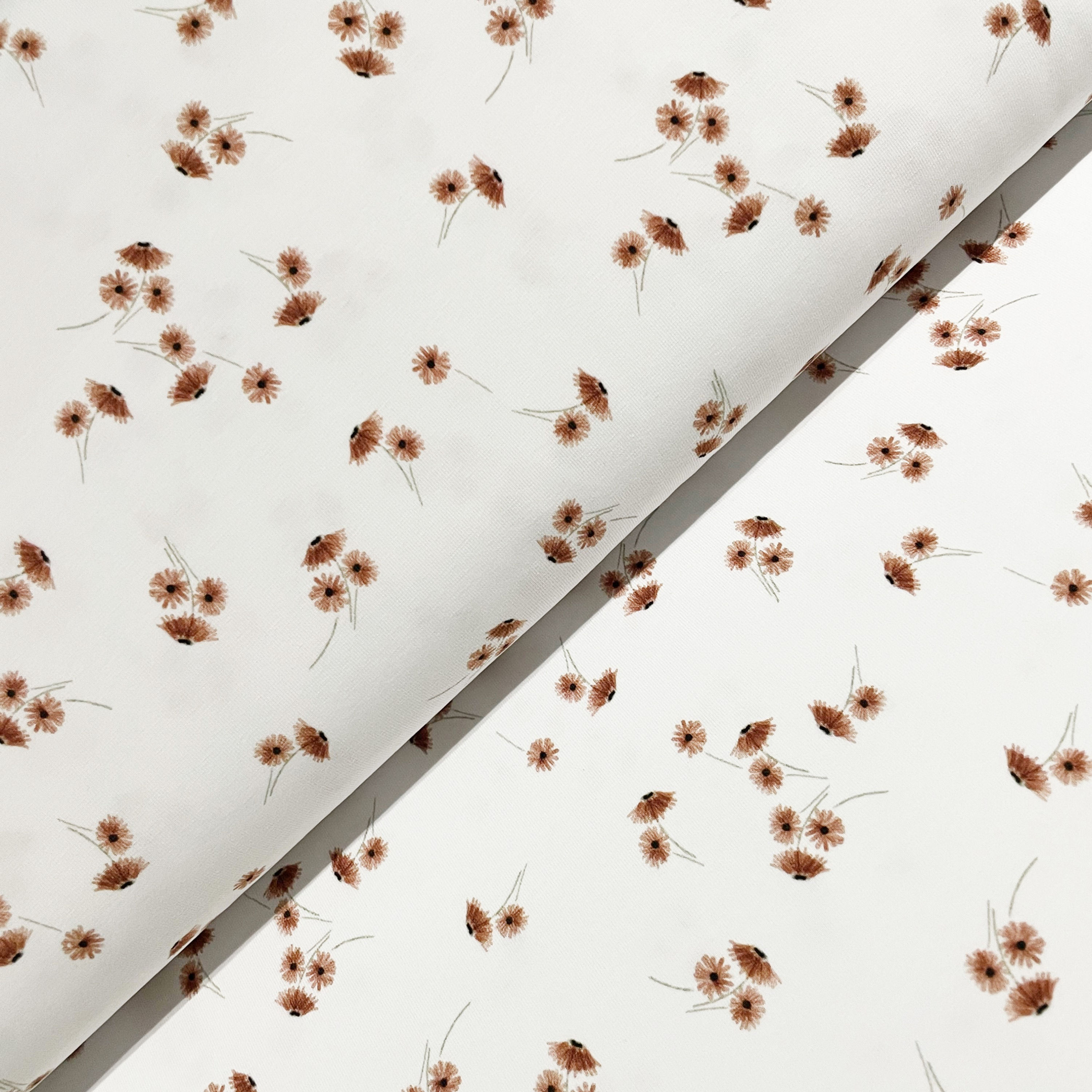 Bio-Jersey mit kleinen Blumen, auf dem Stoffballen