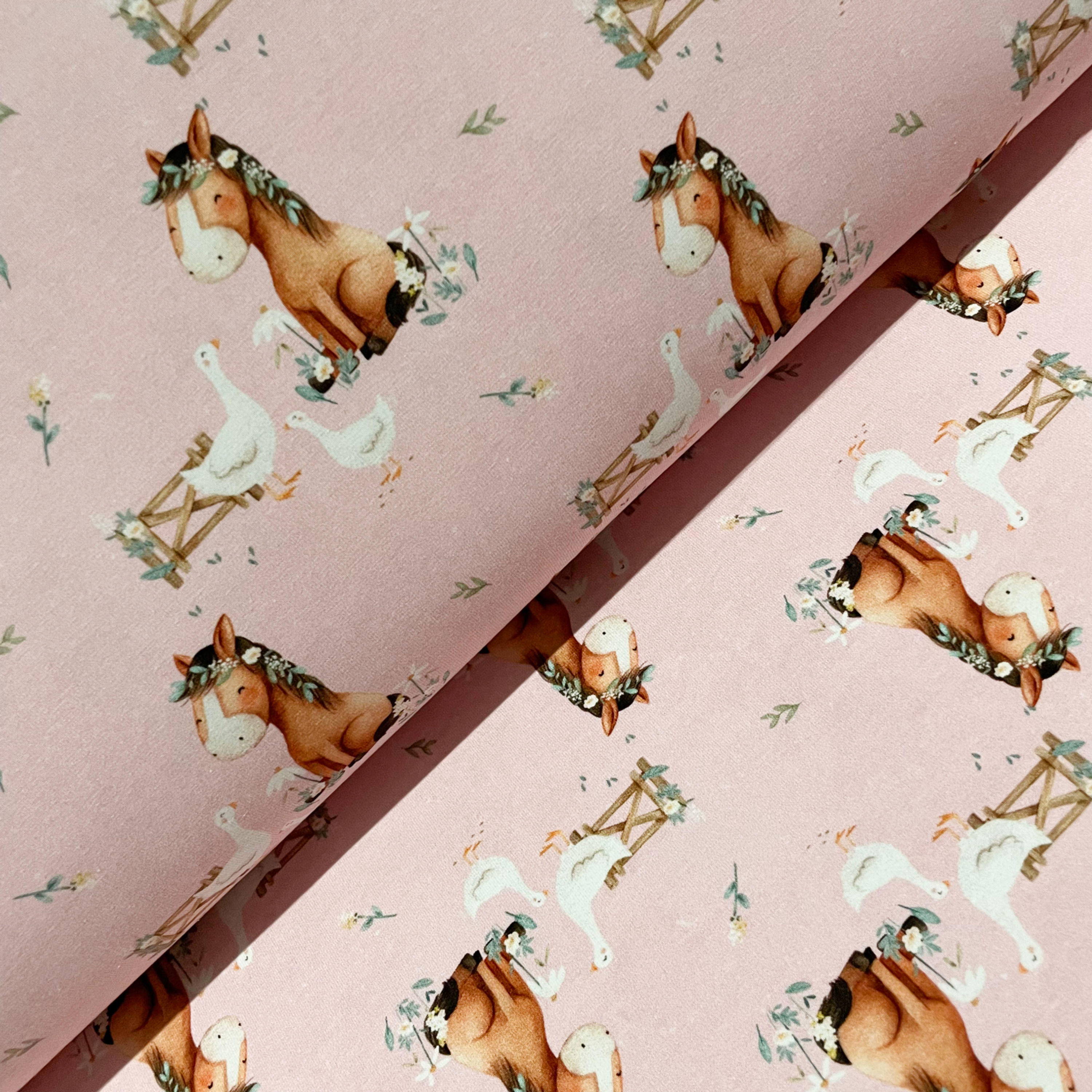 Jersey mit Pferden und Gänsen, auf dem Stoffballen