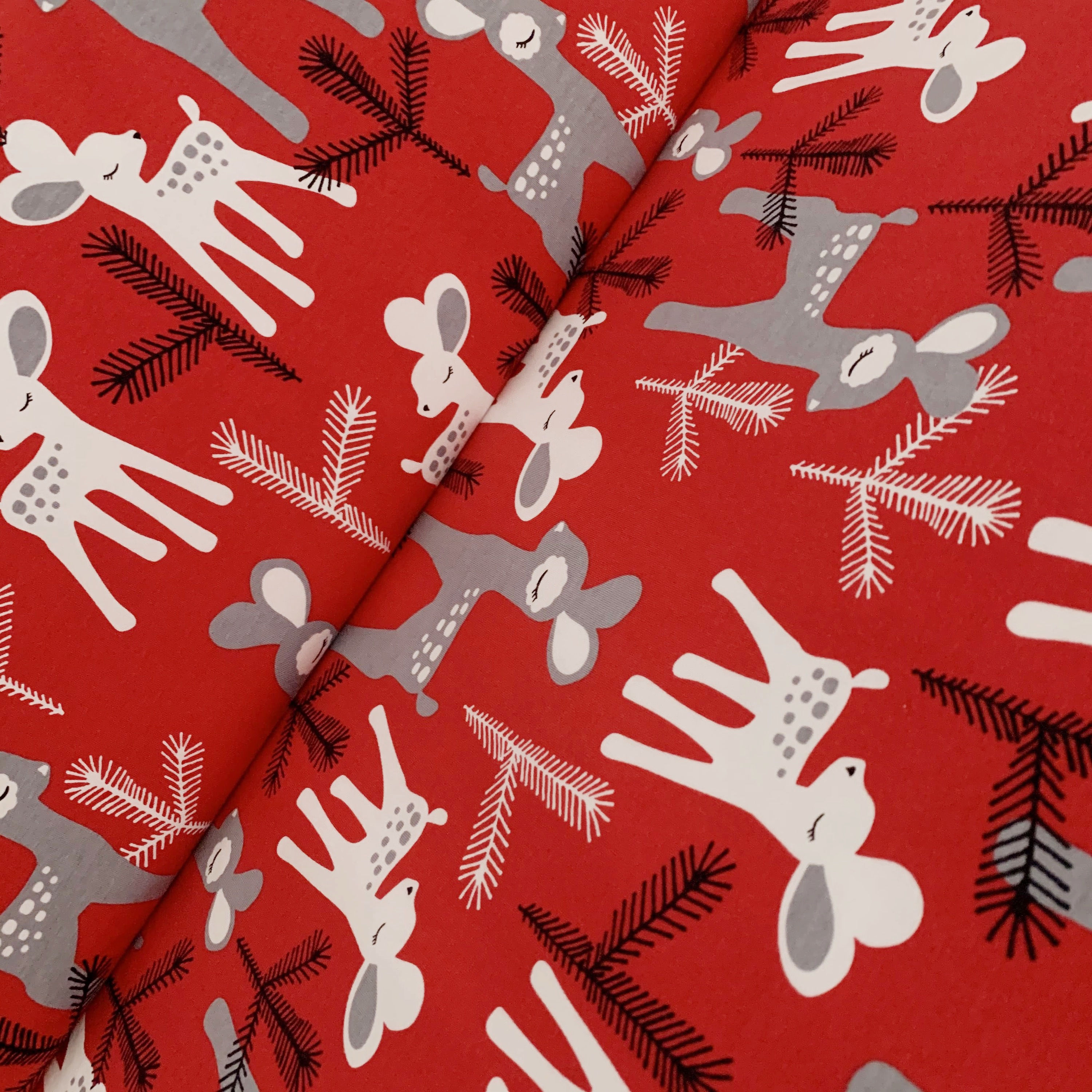 Roter, weihnachtlicher Bio-Jerseystoff mit Rehkitz