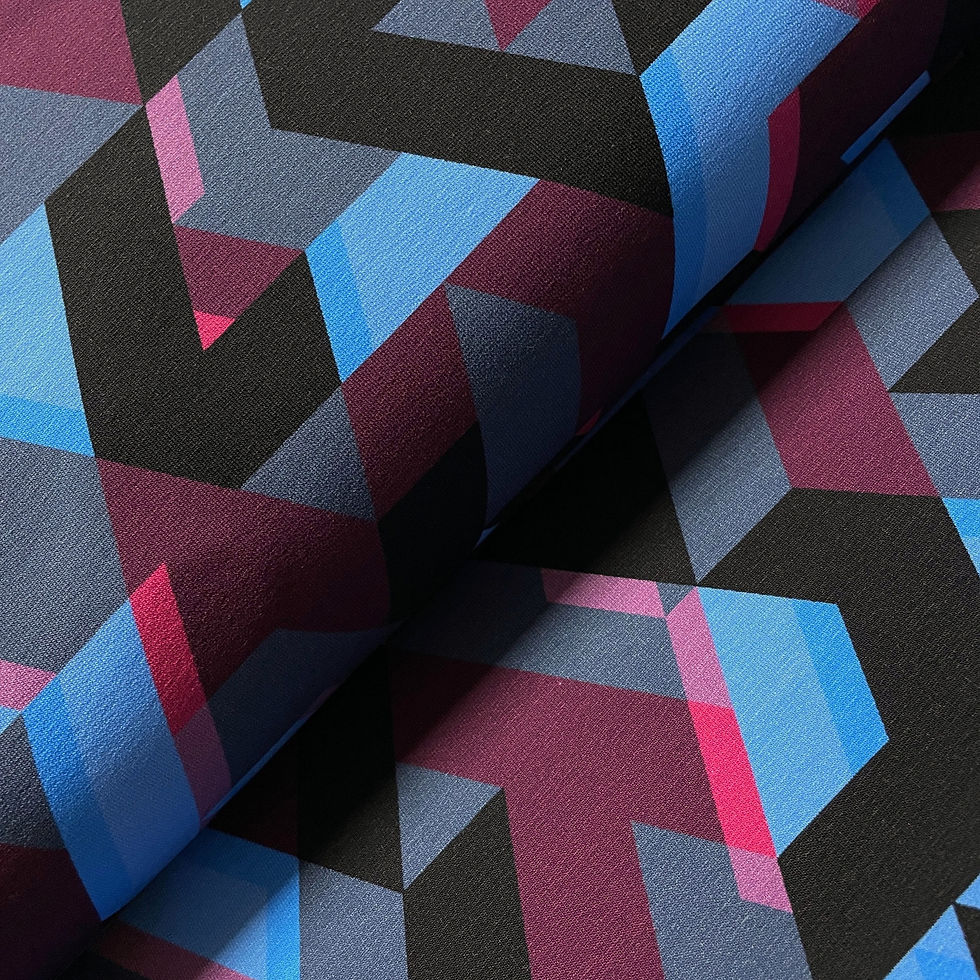 French-Terry mit geometrischem Camouflage-Muster, auf dem Stoffballen