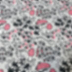 Grauer Baumwollstoff mit Pilzwiese, Ansicht von oben