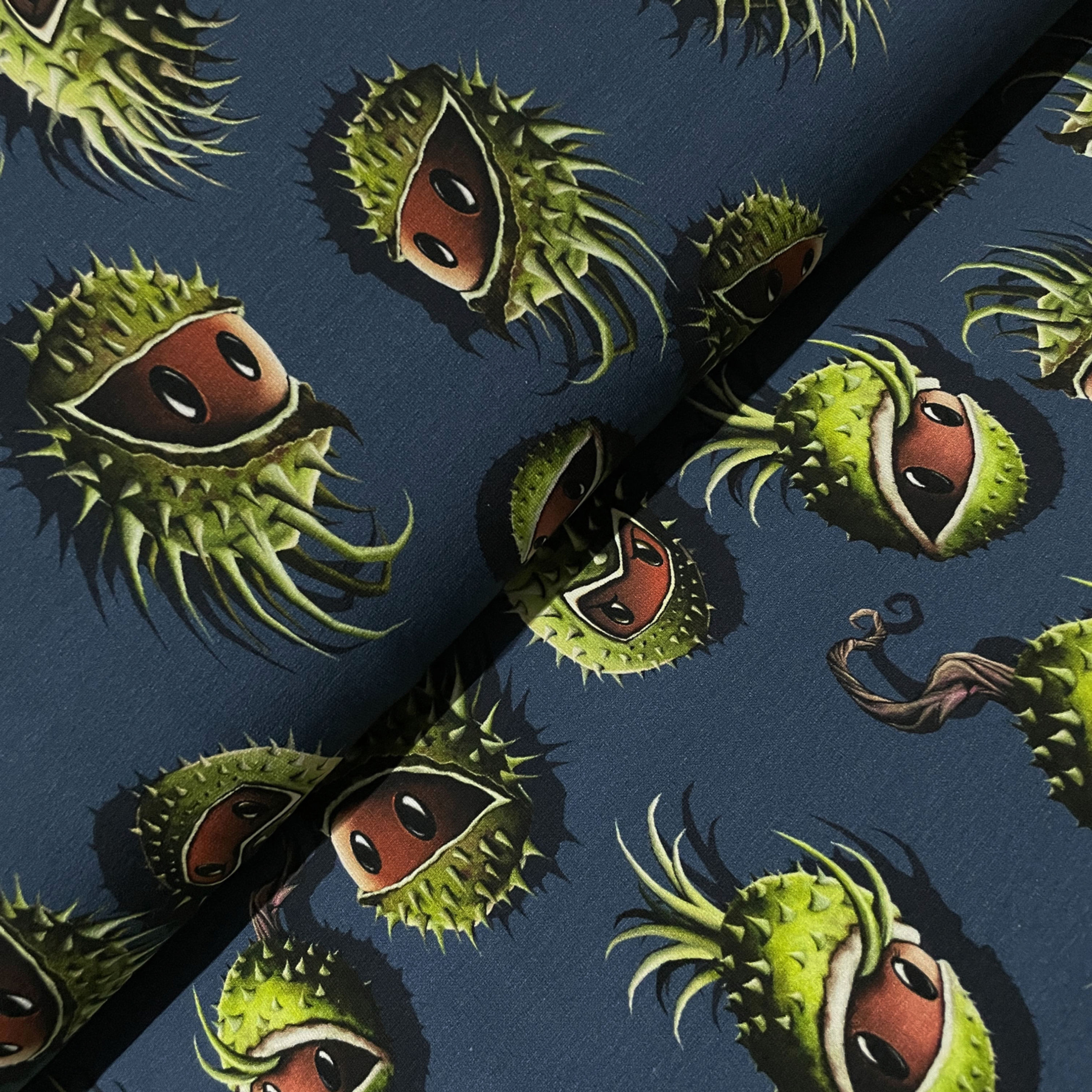 French-Terry mit vielen Kastanienköpfen, auf dem Stoffballen