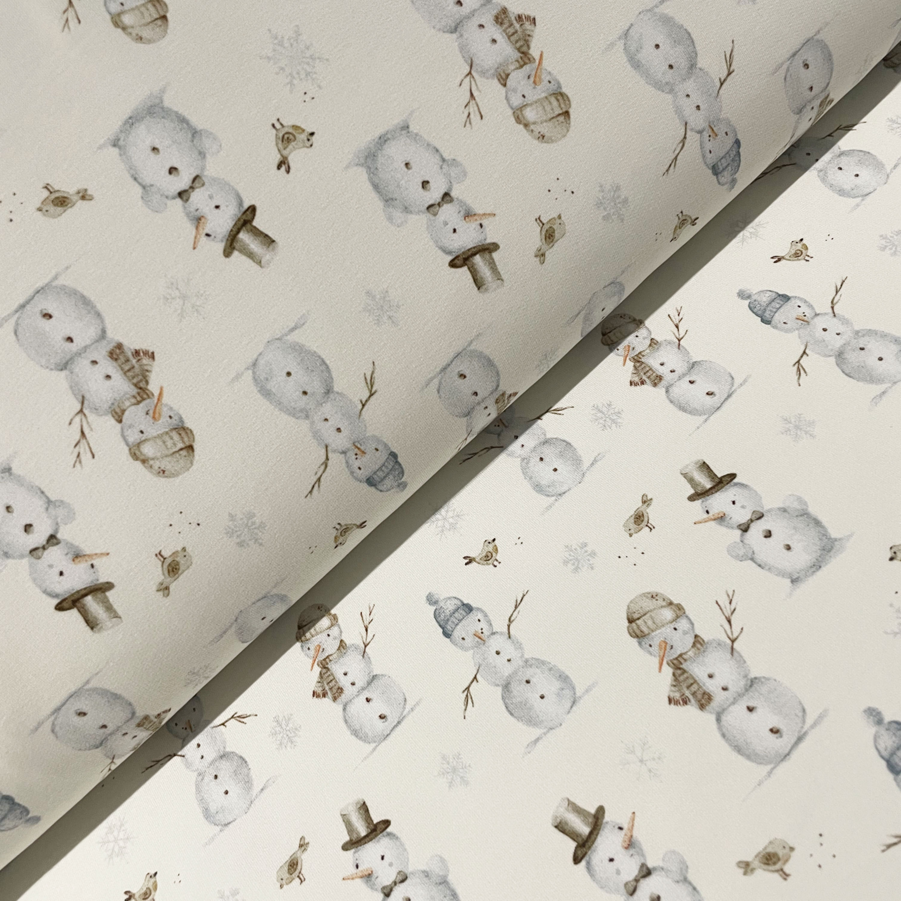 Sweat mit Schneemännern, auf dem Stoffballen