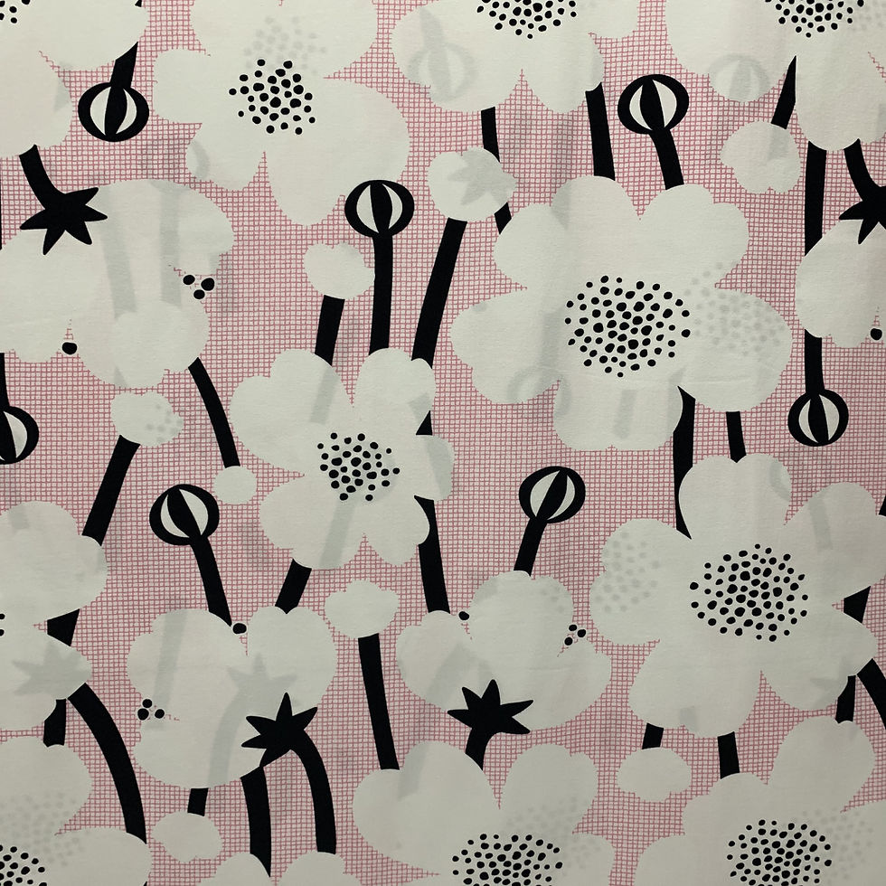 hellrosa Bio-Jersey-Stoff mit Butterblumen in Großaufnahme