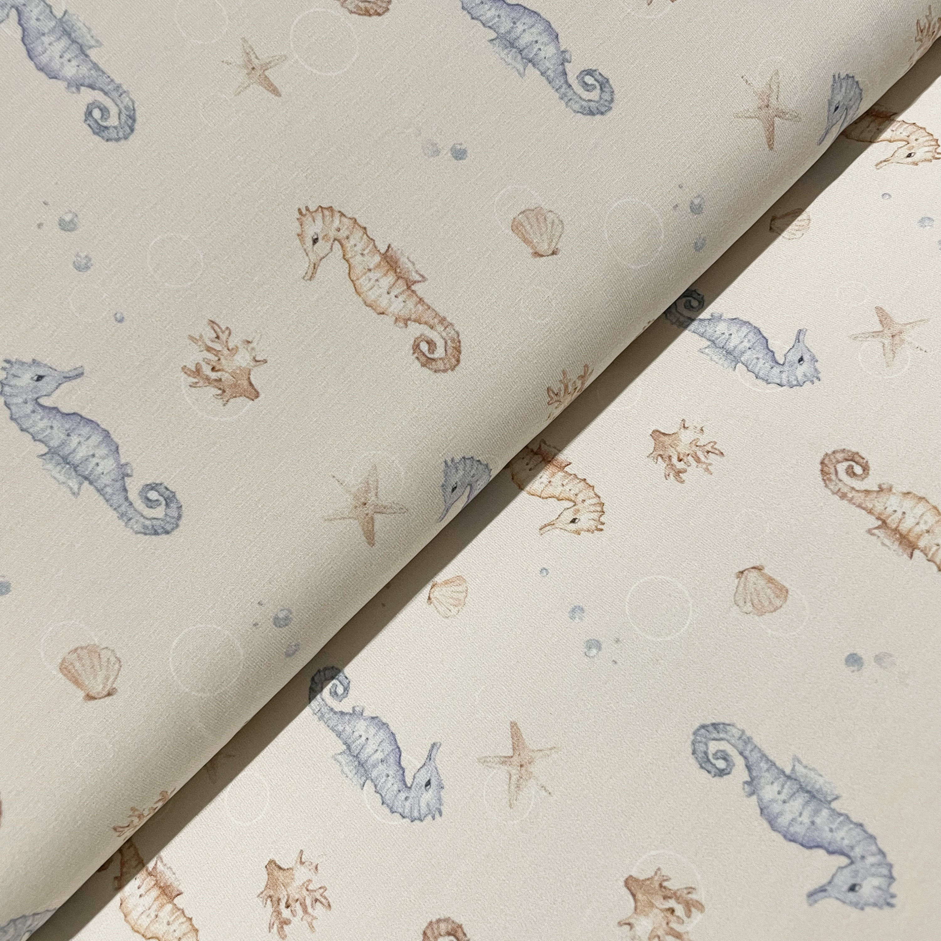 Jersey mit Seepferdchen, auf dem Stoffballen