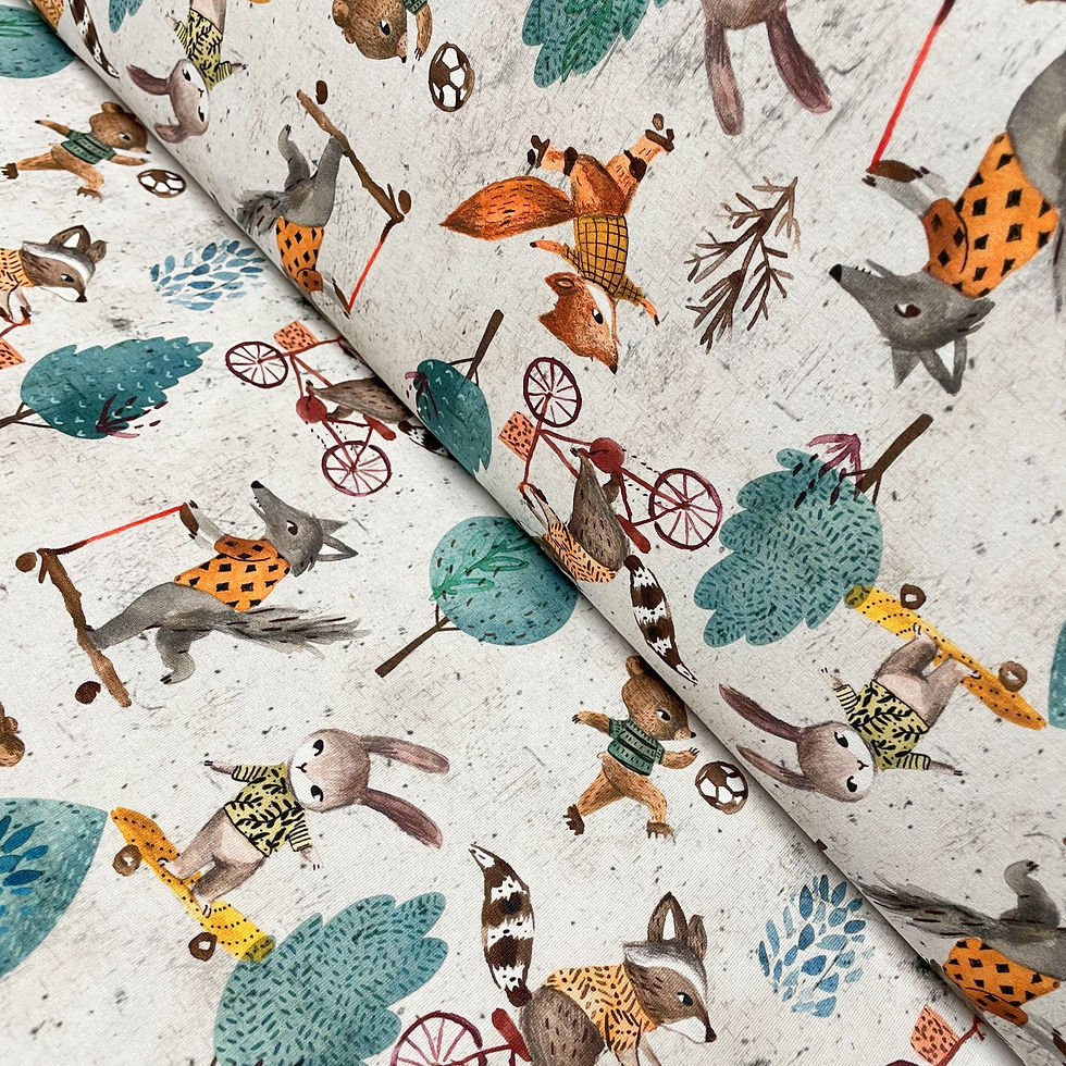 Summersweat mit sportlichen Waldtieren, auf dem Stoffballen