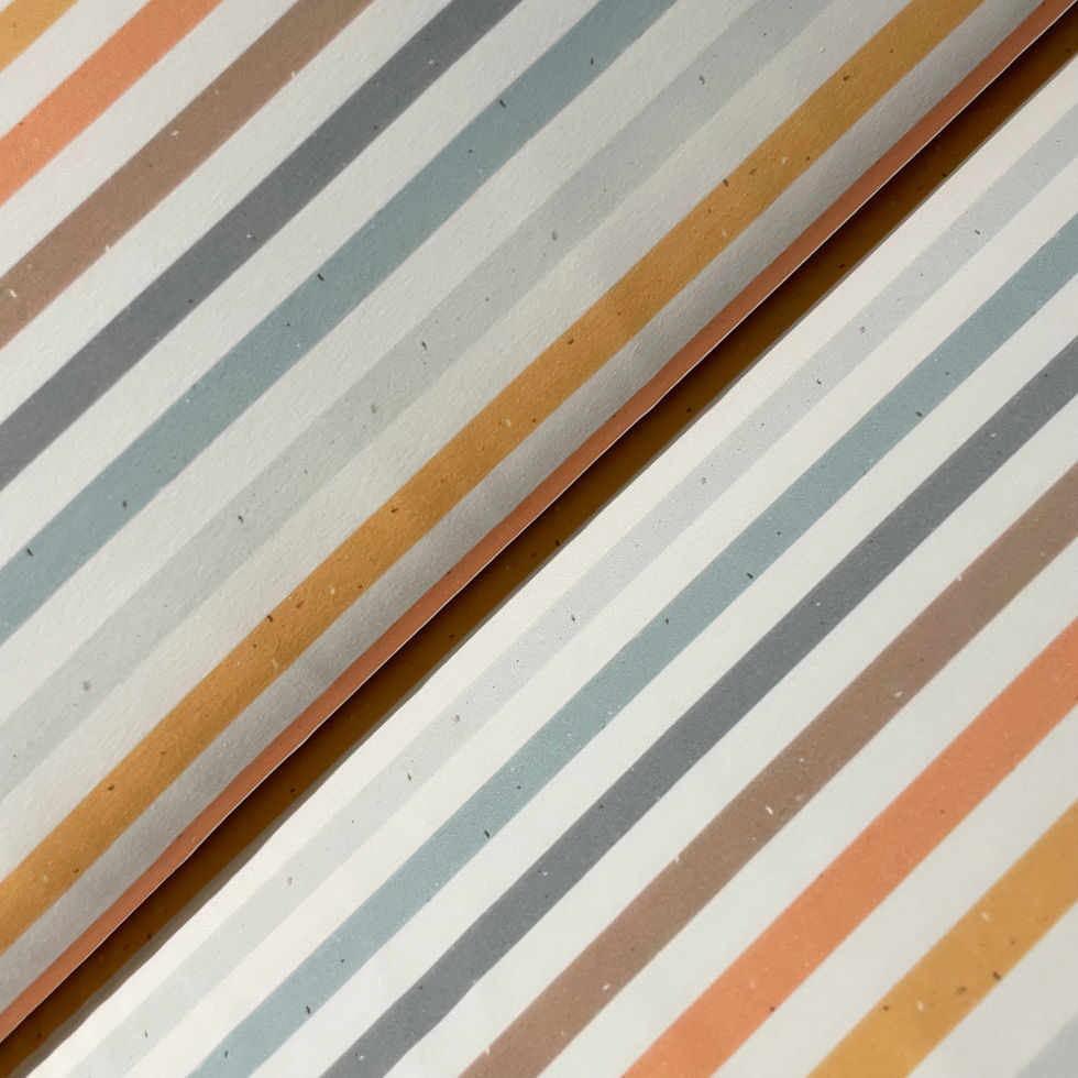 Jersey mit bunten Streifen, auf dem Stoffballen