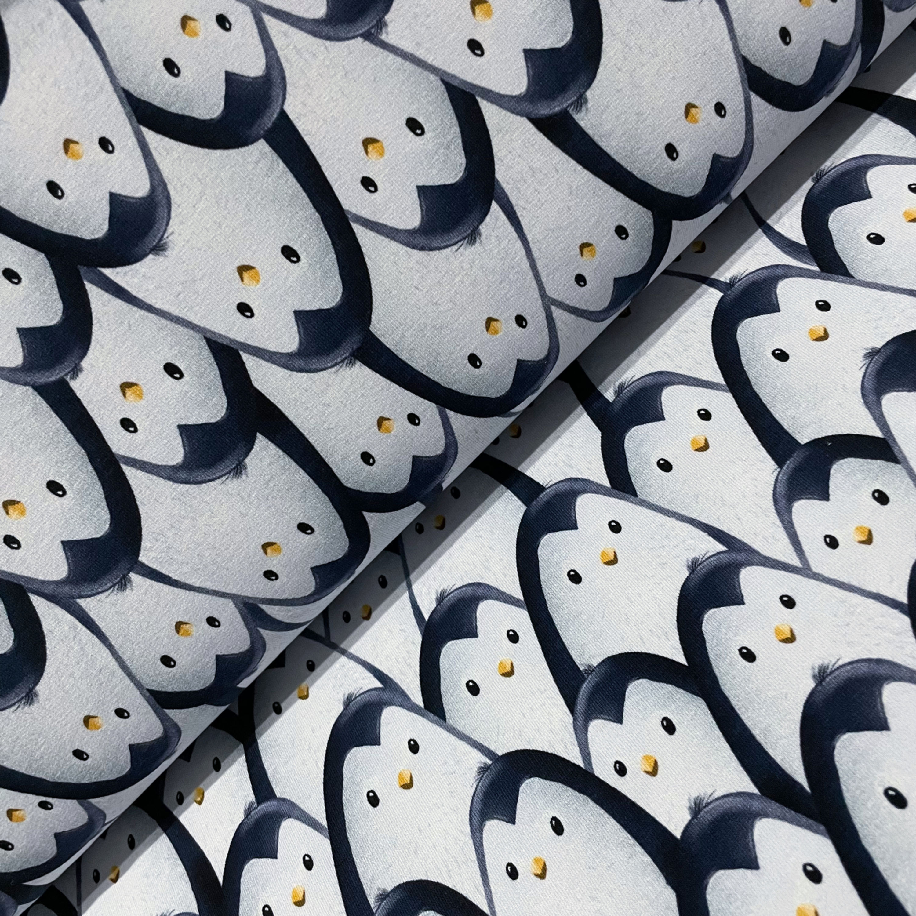 Sweat mit vielen Pinguinen, auf dem Stoffballen