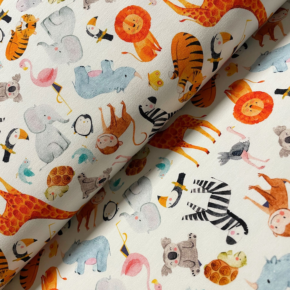 French-Terry mit vielen Tieren, auf dem Stoffballen