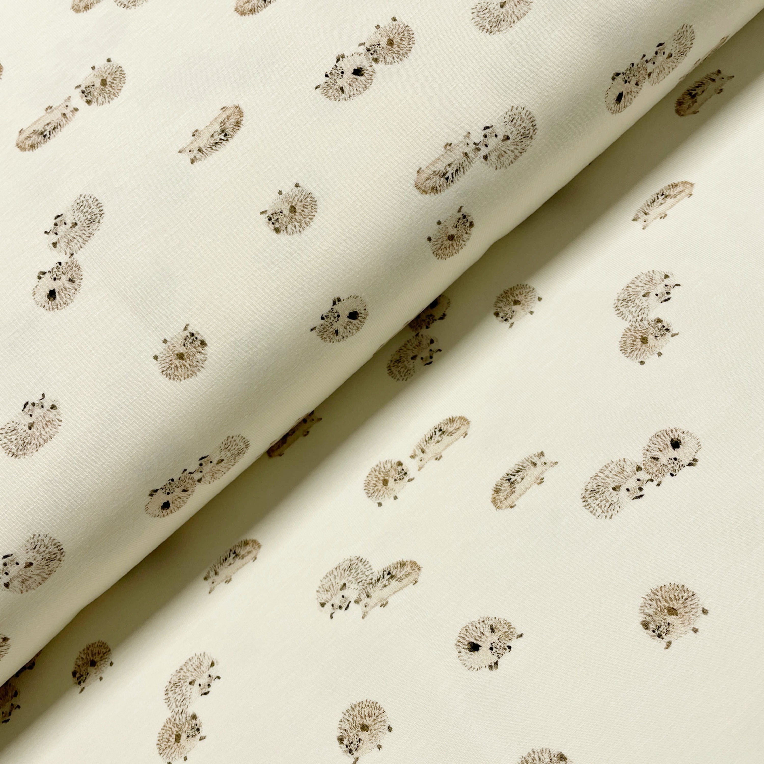 French-Terry mit Igeln, auf dem Stoffballen