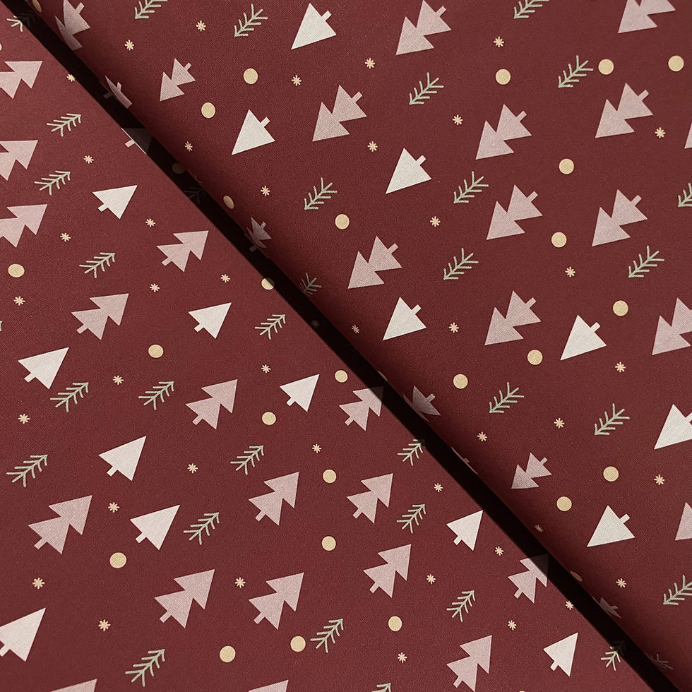 Baumwolle mit Tannenbäumen in Bordeaux-Rot, auf dem Stoffballen