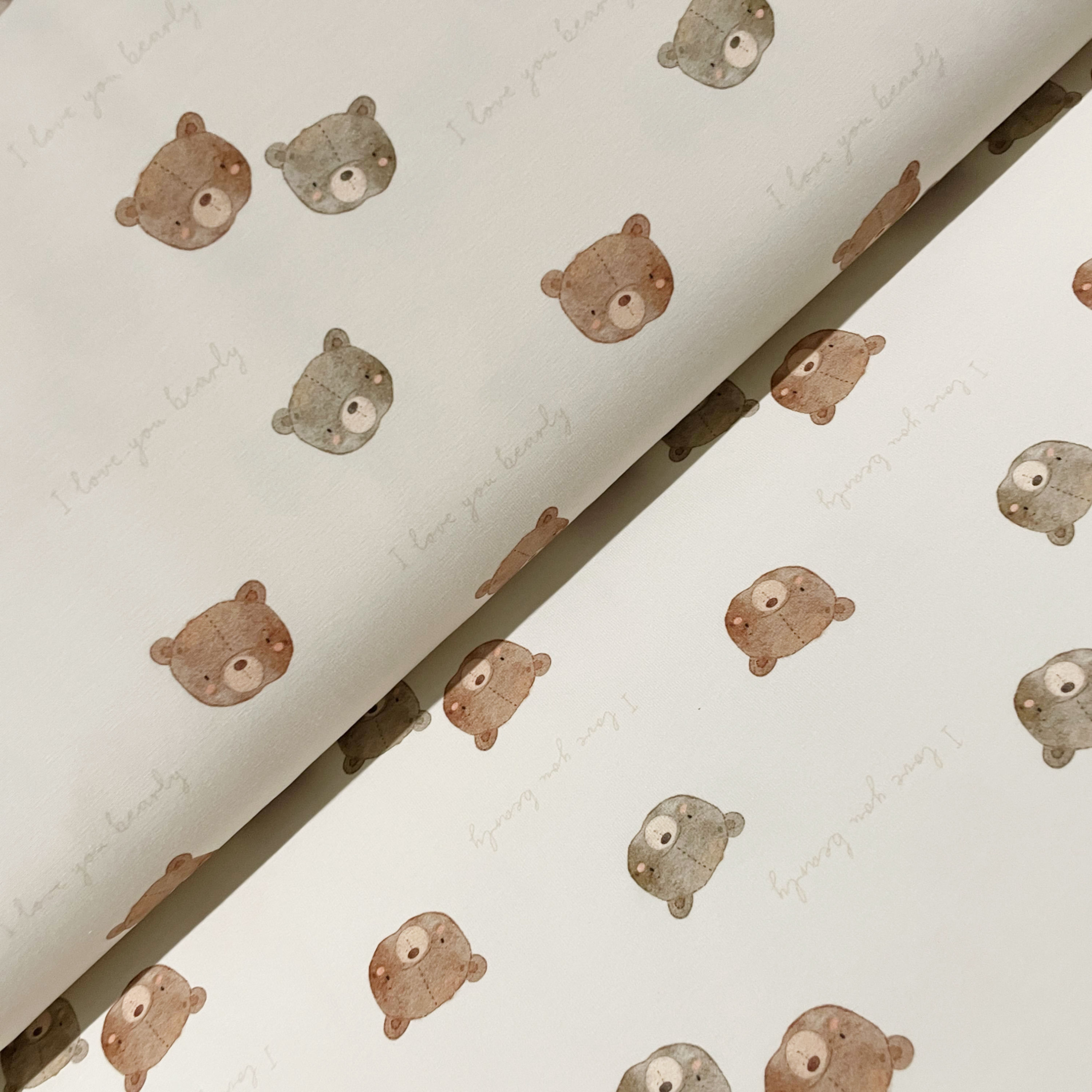 Jersey mit Bärenköpfen, auf dem Stoffballen