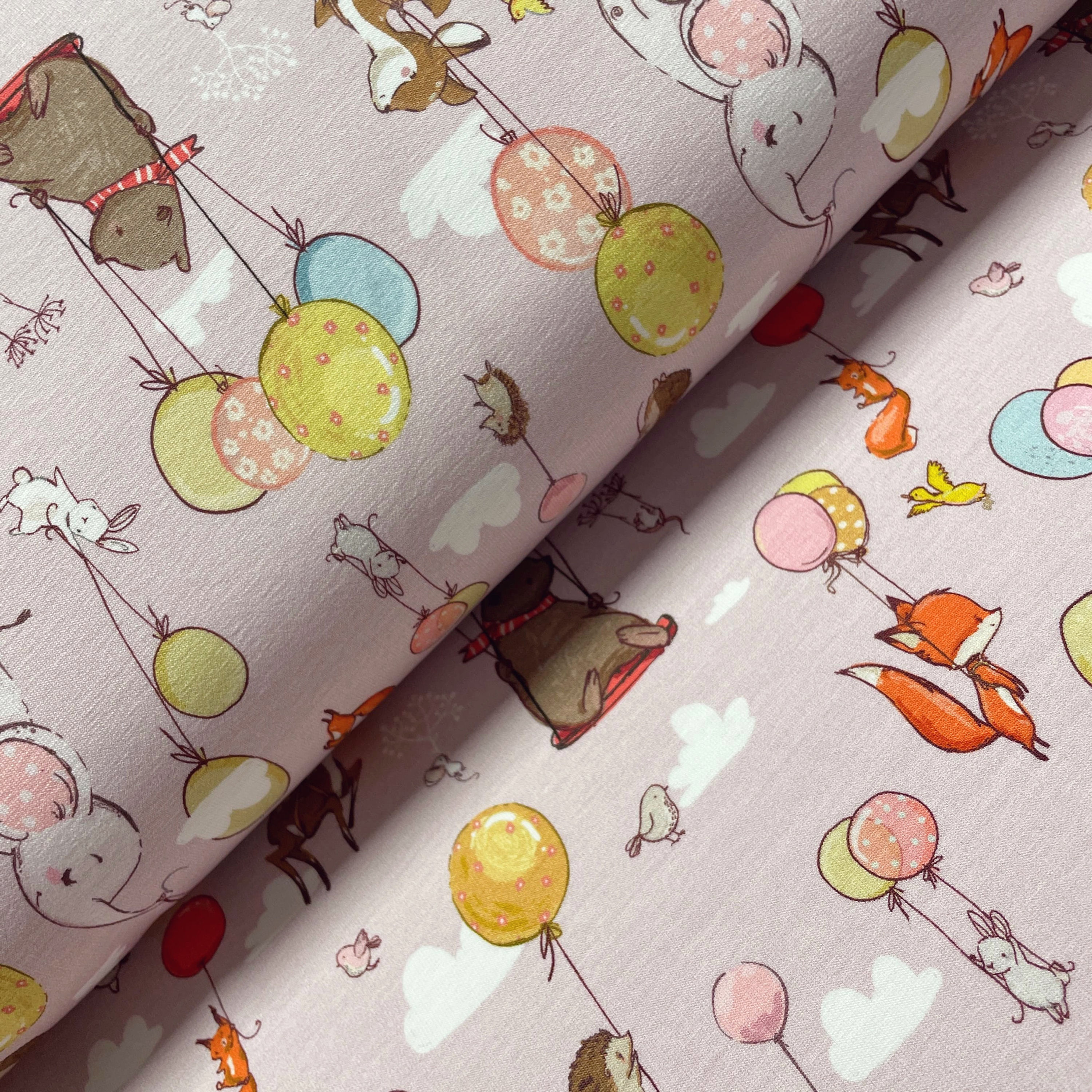 Jersey mit Tieren und Luftballonen, auf dem Stoffballen