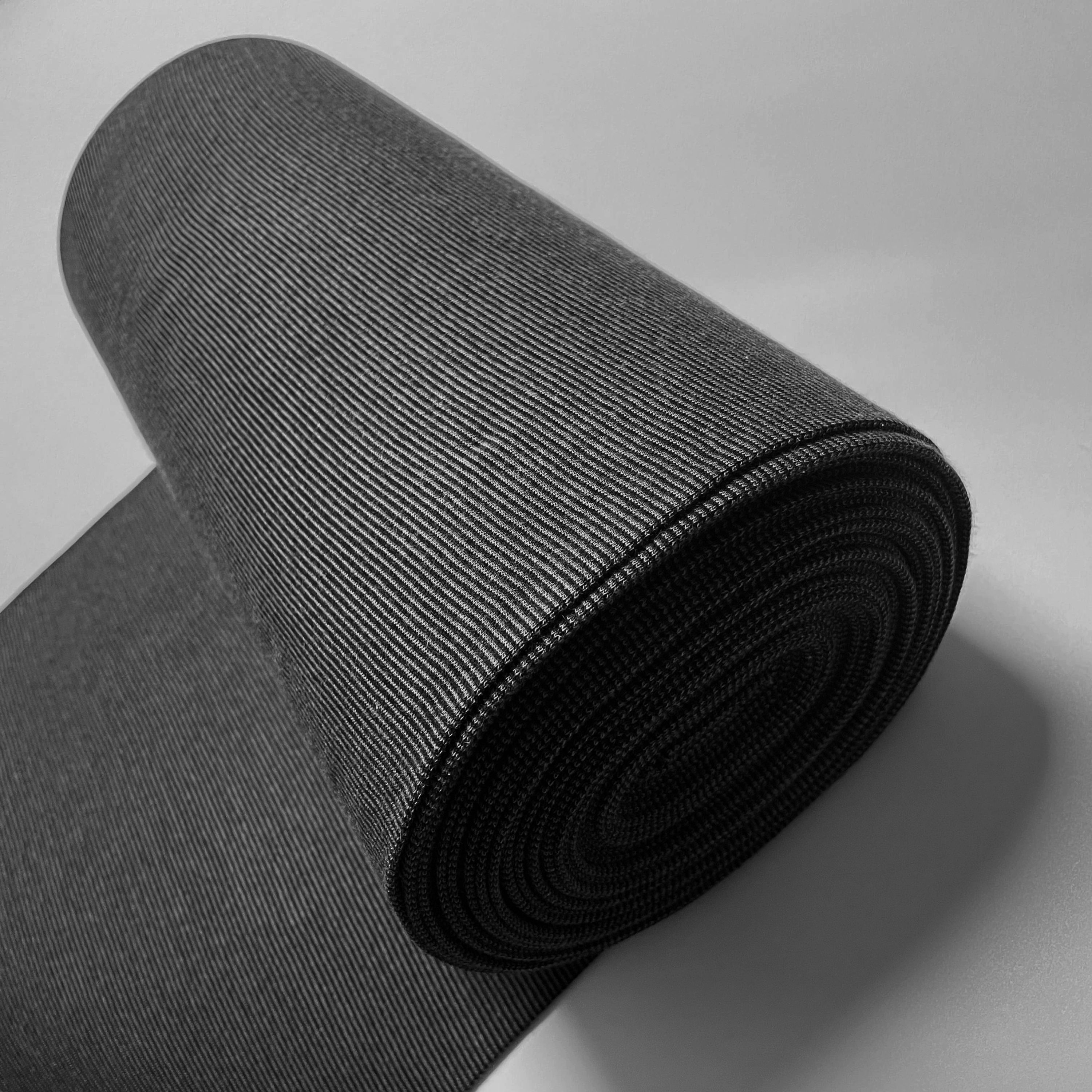 Bündchen in grau-schwarz gestreift, auf der Rolle